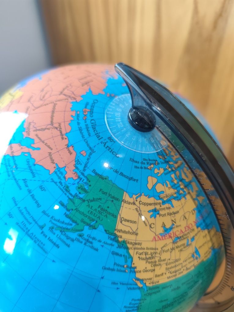 Globo Terrestre com luz em Português