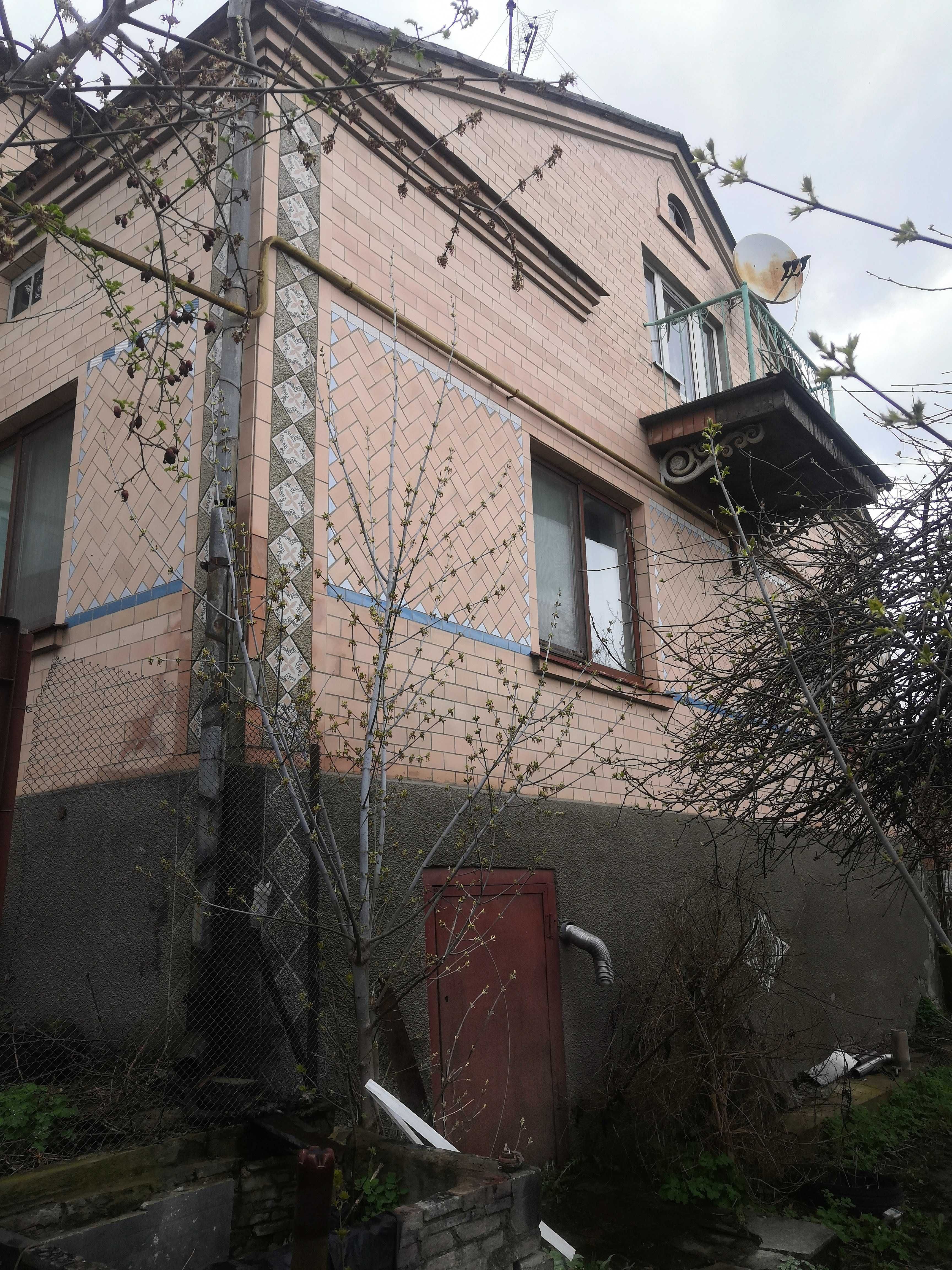 Продажа дома в Коростышеве 167 квм, 9 соток. 2 этажа. Большой гараж.