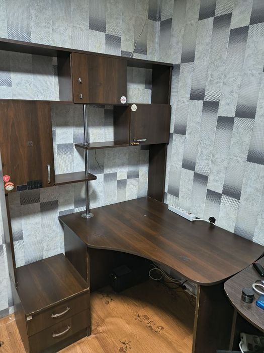 Кутовий комп'ютерний стіл.