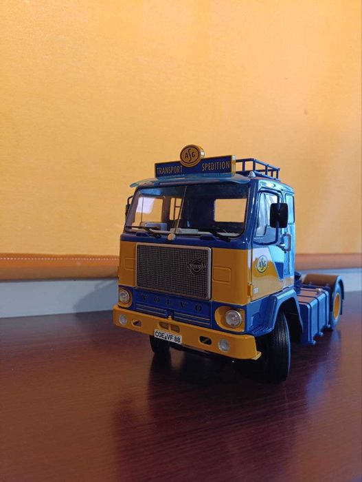 Модель автомобіля 1:18 RoadKings Volvo F88 Truck ASG 1965 Blu