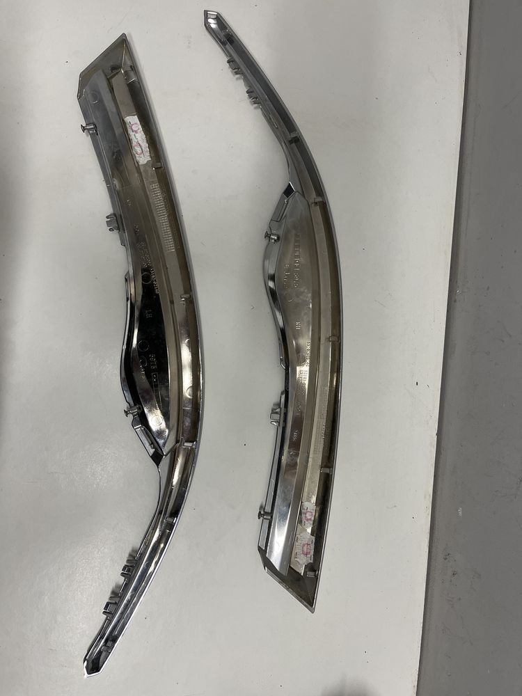 TOYOTA AURIS II chrom listwa lampy prawy przód