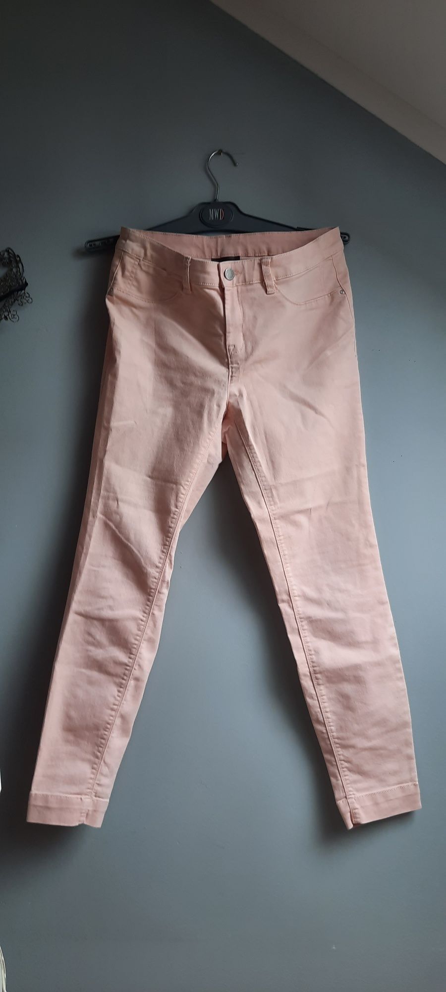 Pudrowo różowe jeansy C&A