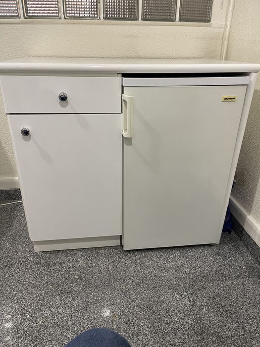 Movel com frigorifico e arrumacao