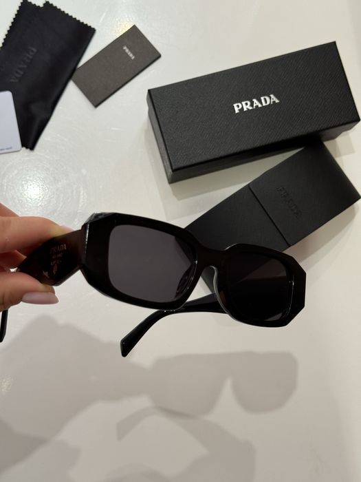 Окуляри Prada в широкій оправі чорні сонцезахисні Прада очки