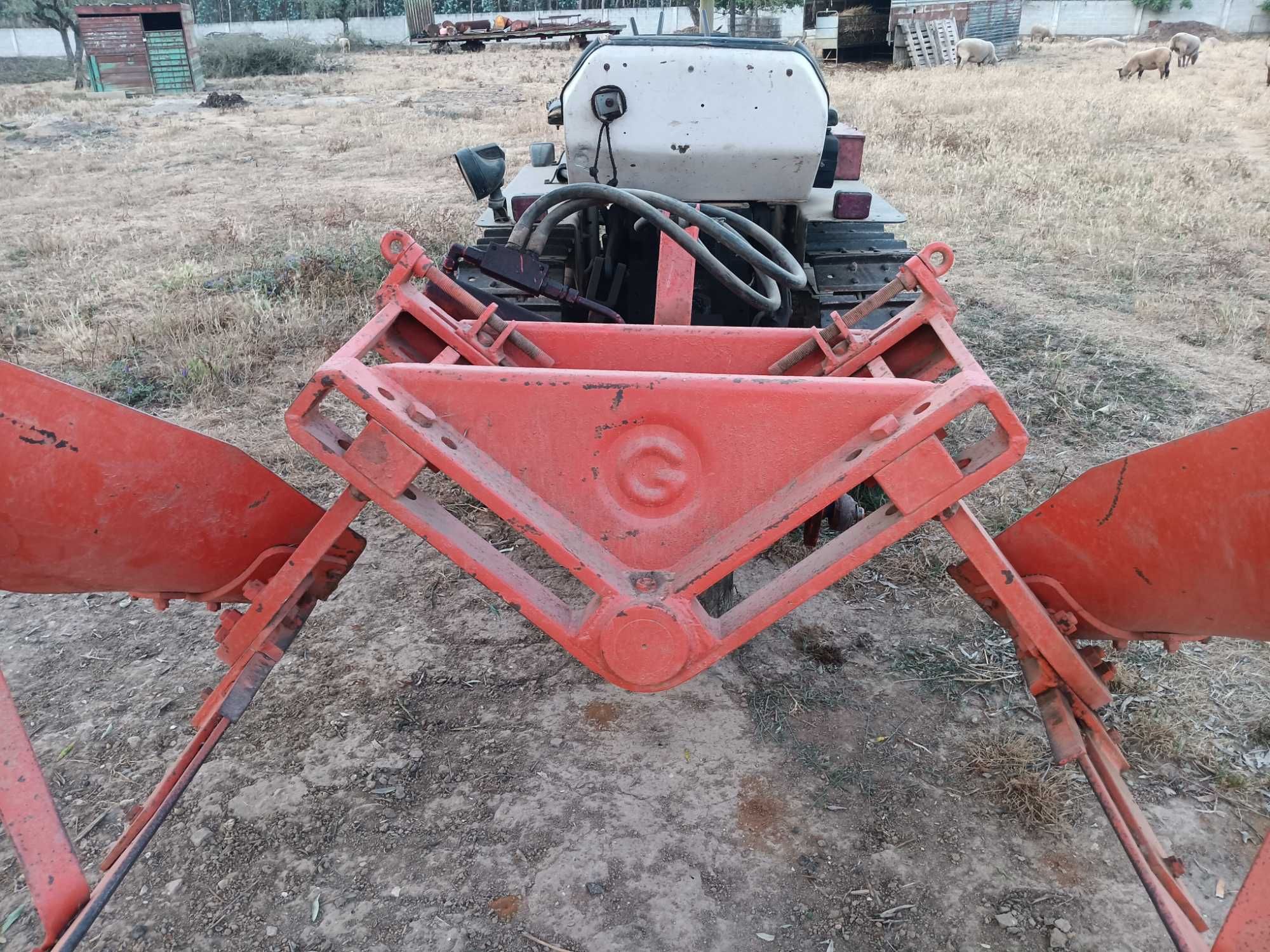 Trator de rastos Lamborghini C553 com charrua hidráulica galucho