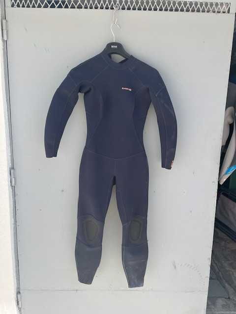 Fato de surf da marca Decathlon literalmente usado uma vez