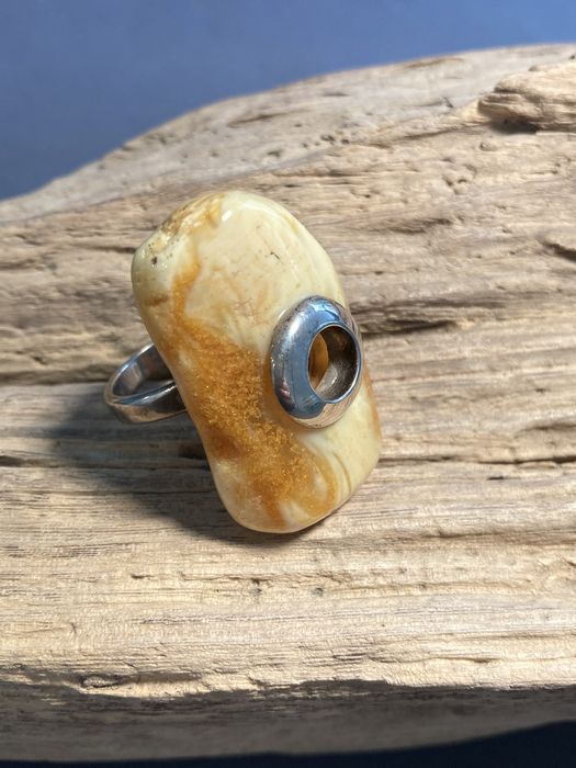 Pierścionek z bursztynem bałtyckim, piękny, mleczny kawałek bursztynu