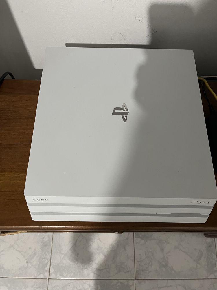 Ps4 1tb + 5 jogos + 2 comandos