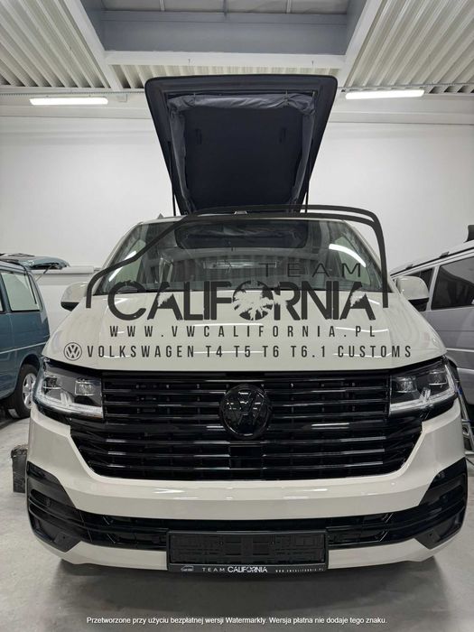 Przedni grill VW T6.1 czujniki do zderzaka kolor czarny błyszczący