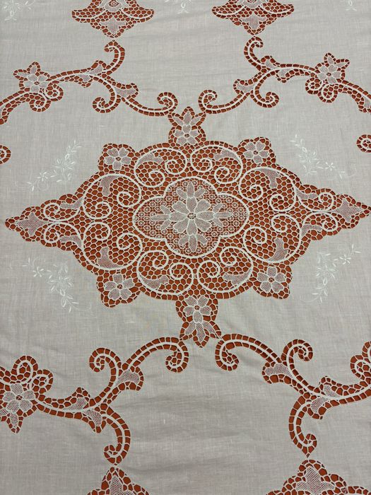 Colcha de linho com bordado de burano