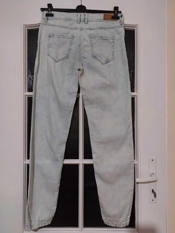 Stradivarius jeansy jasne, jeansy z przetarciami, jasne jeansy