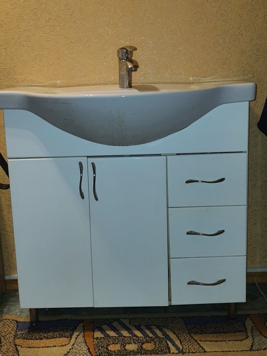 Тумба з раковиною у ванну кімнату