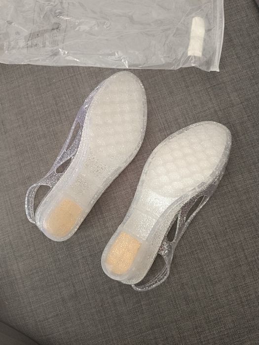 Vendo sandálias novas