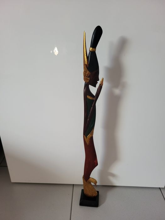 Estatueta de madeira