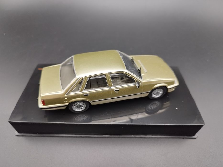 1:43 IXO Opel Senator A2 (1983), gold metallic model