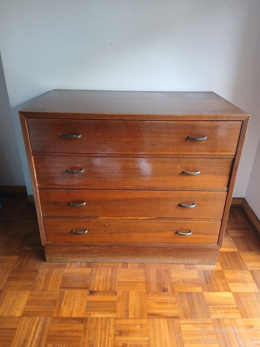 Cómoda quatro gavetas