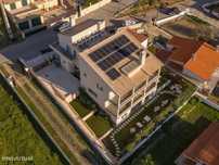 Moradia espaçosa e renovada, situada numa bonita encosta das Azenha...