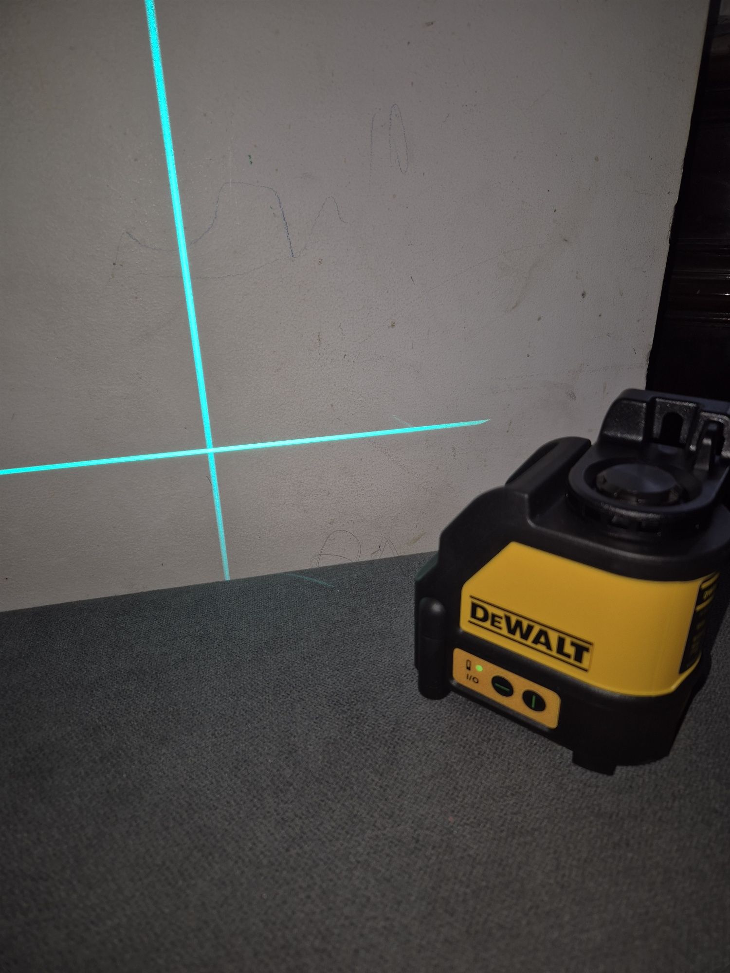 Laser Dewalt 2 linhas de cor verde