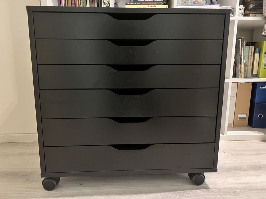 Czarna komoda na kółkach z IKEA