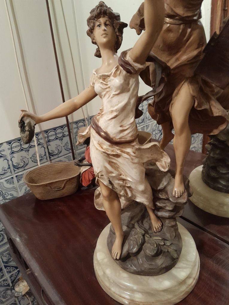 Estatueta antiga grande com 64 cm e base em mármore