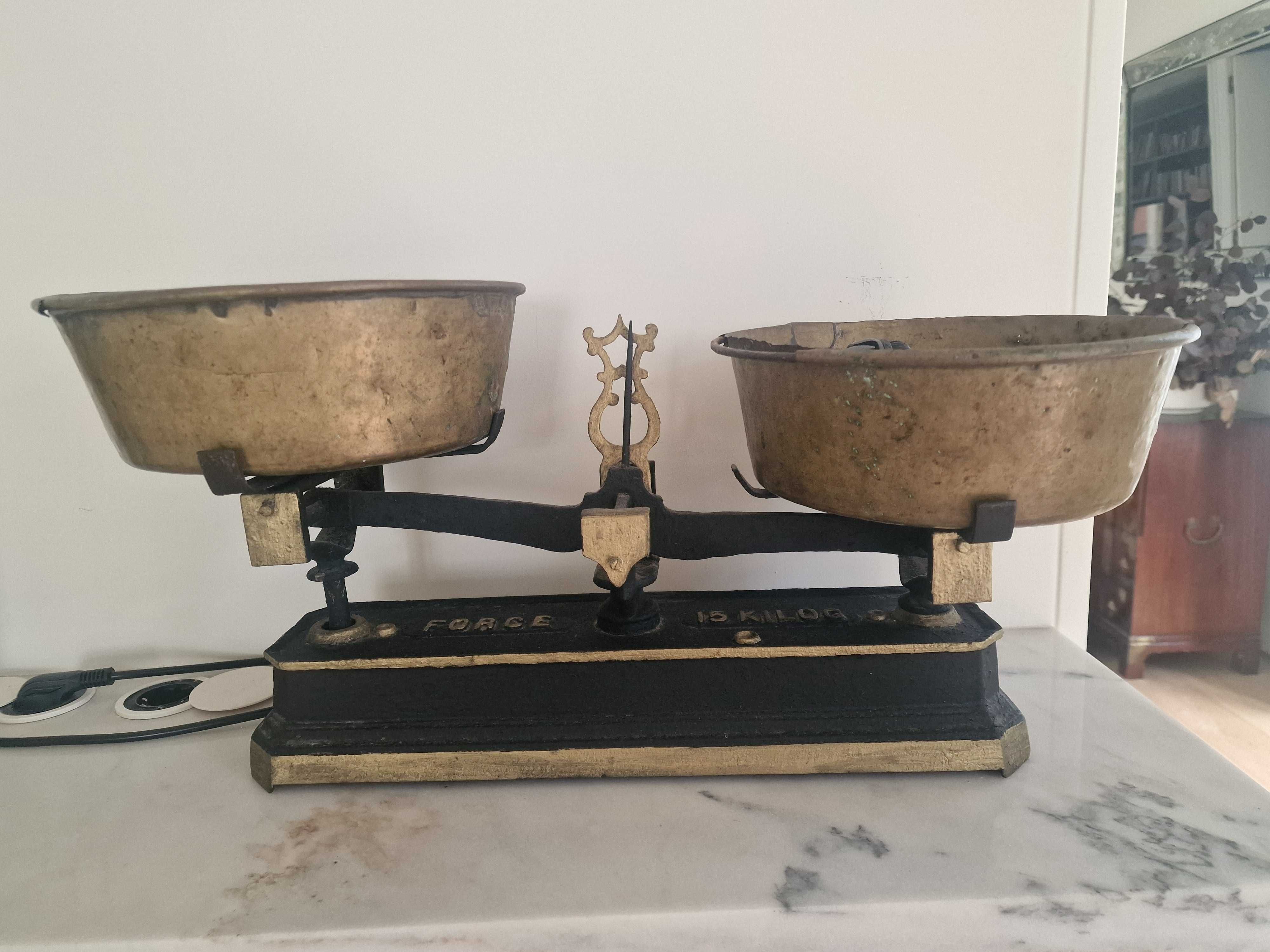 Balança Antiga de Dois Pratos – Ferro Fundido e Latão