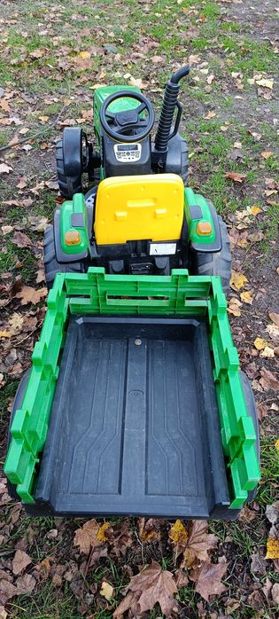 Traktor John Deere na akumulator