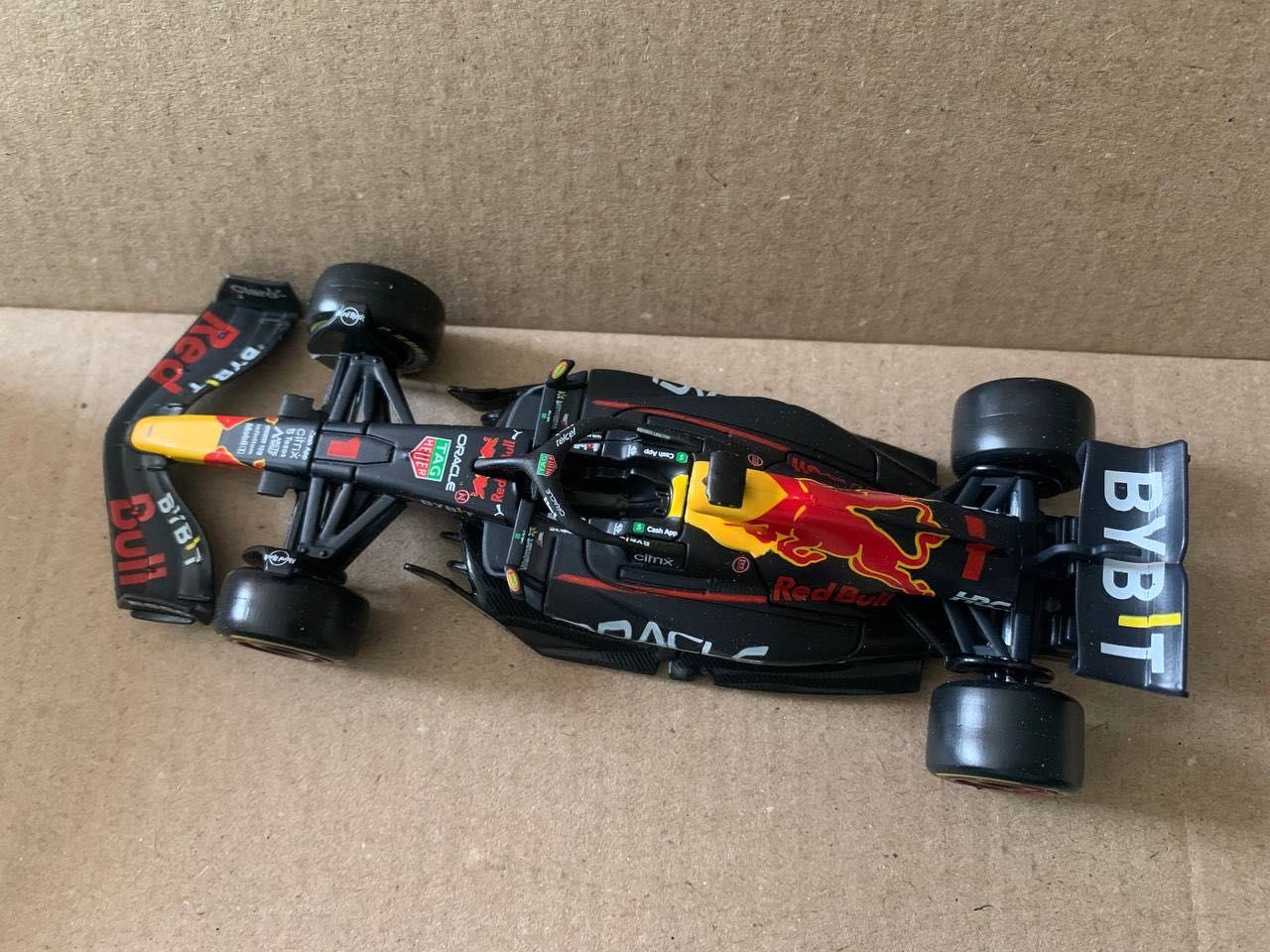 Модель Формула-1 Red Bull RB18, 2022. Перес, car №11