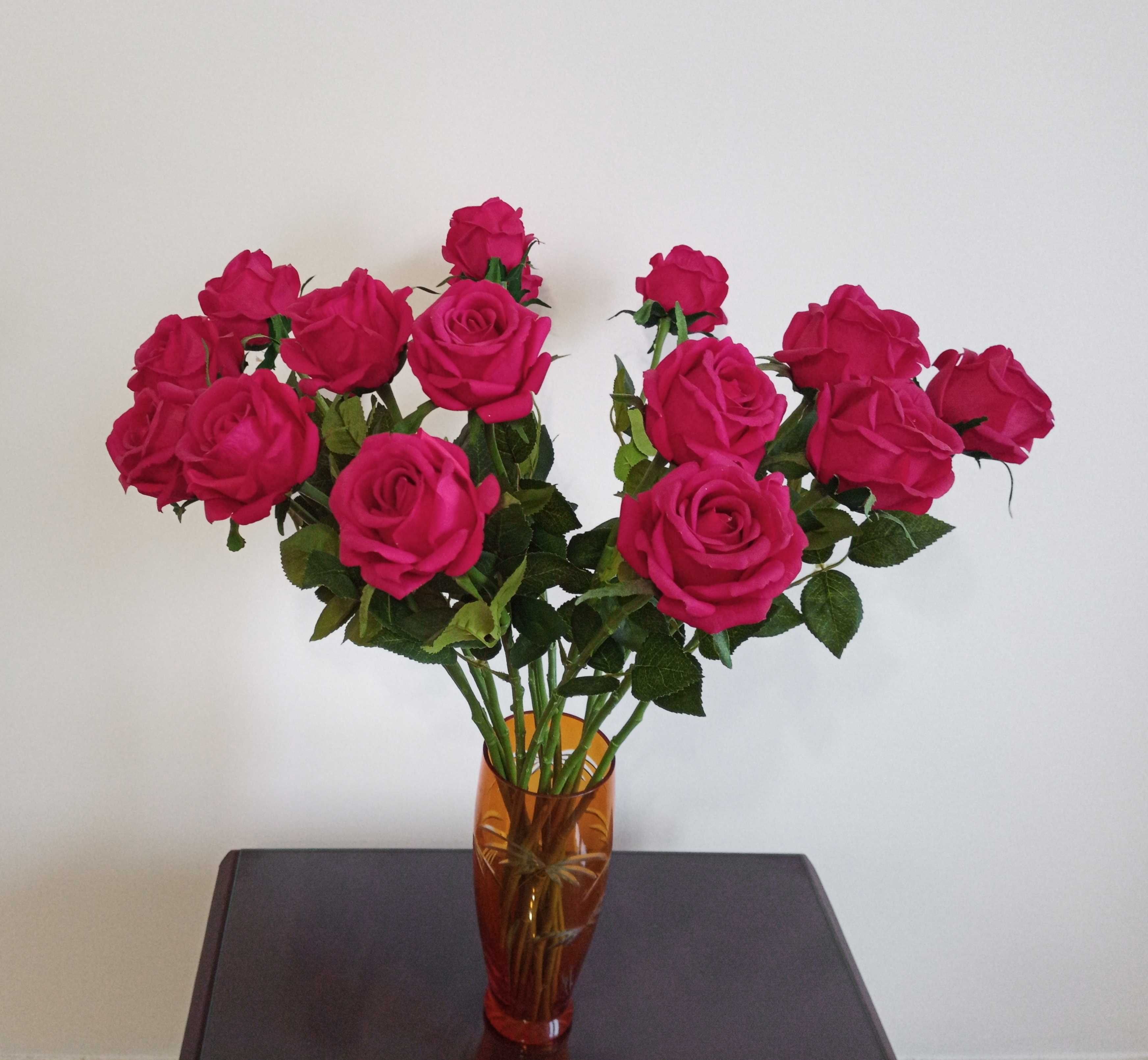 Троянди червоні високі латексні з силіконовим покриттям 15 штук