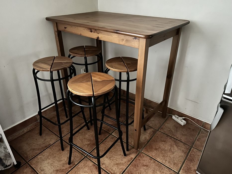 Stół kuchenny z 4 taboretami