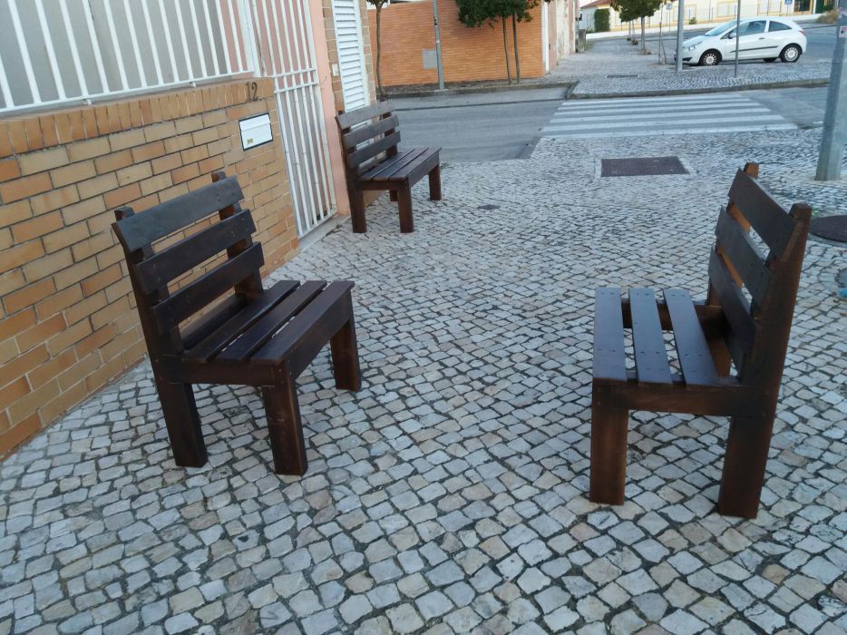 Bancos de jardim ou bancos de mesa de restauração.
