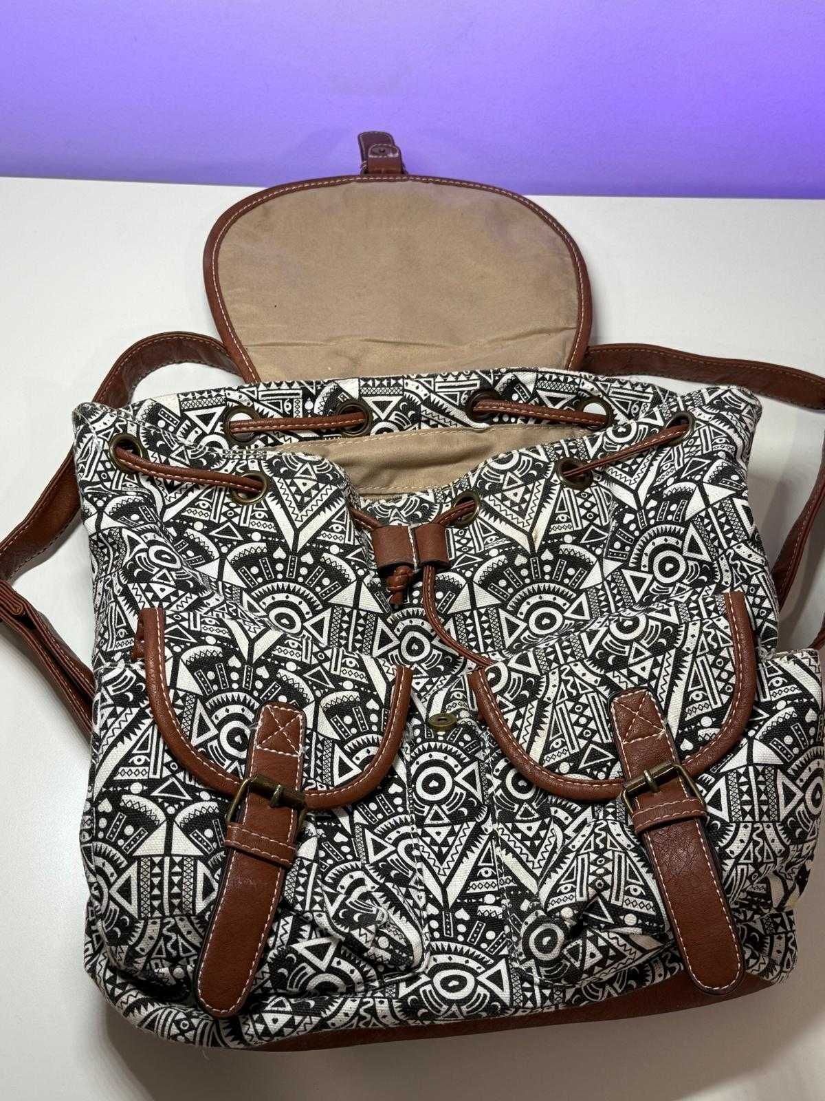 Mochila com padrão preto e branco