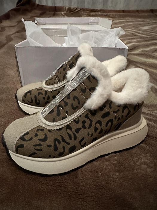 Нові теплі кросівки 38 розміру 24,5 см устілка