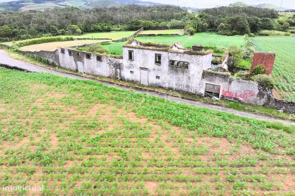 Exclusivo na Ribeira Grande-Imóvel envolvido em Natureza e Privacid...