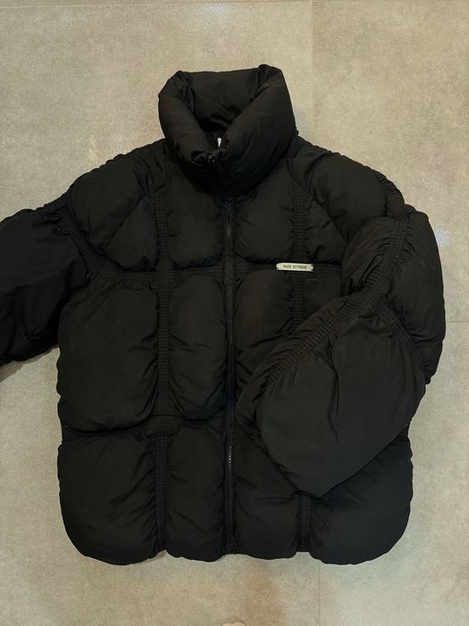 Чорний пуховик.