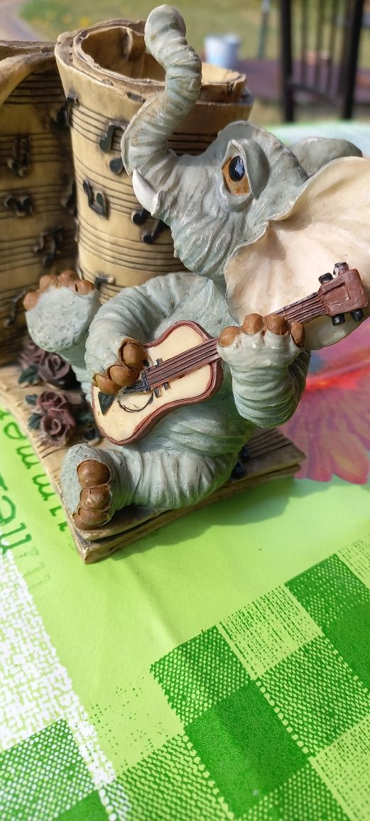 Stara Figurka ceramiczna SŁONIK z gitarą I zwojem nut