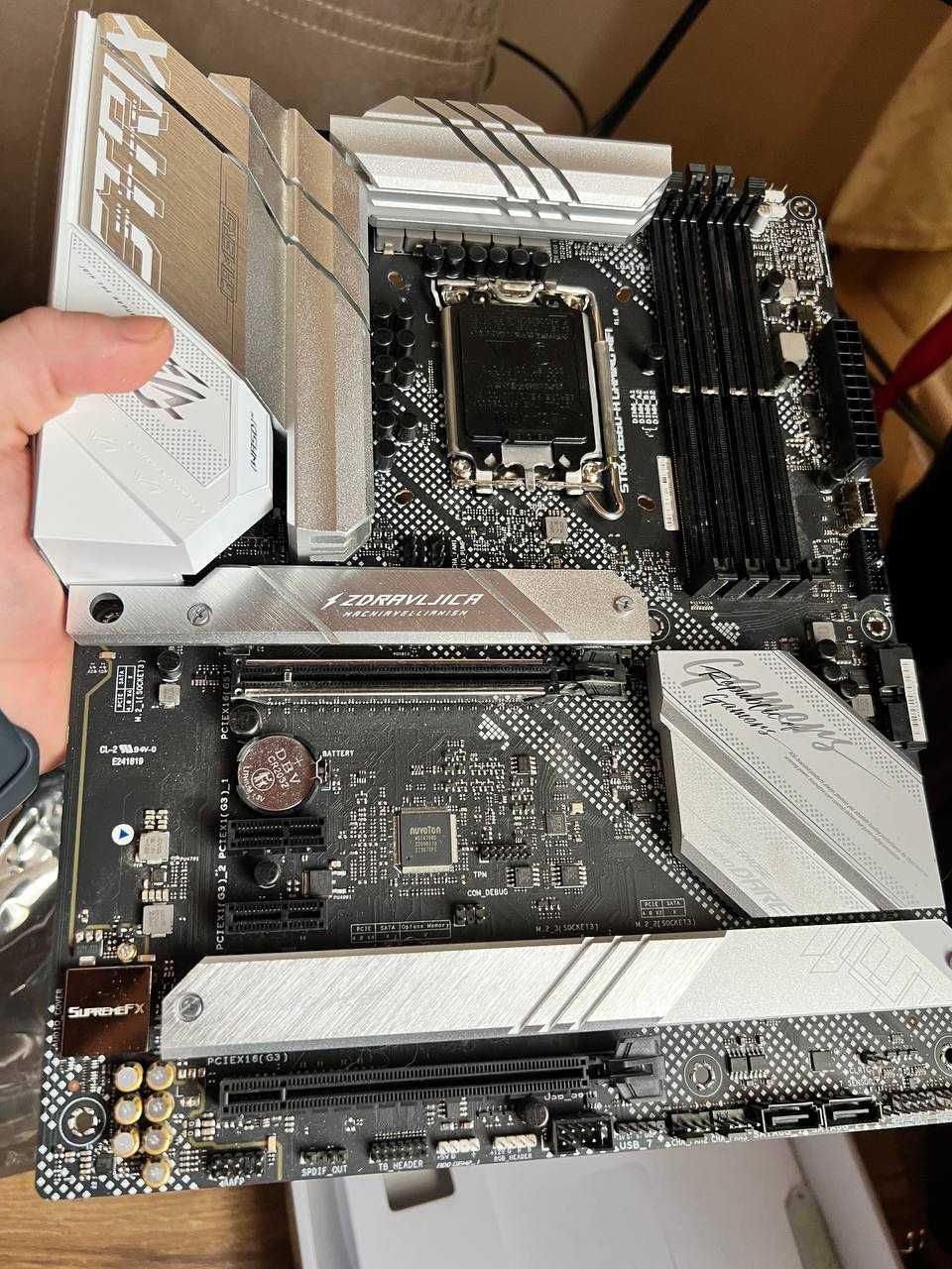Материнська плата Asus ROG STRIX B660-A GAMING WIFI