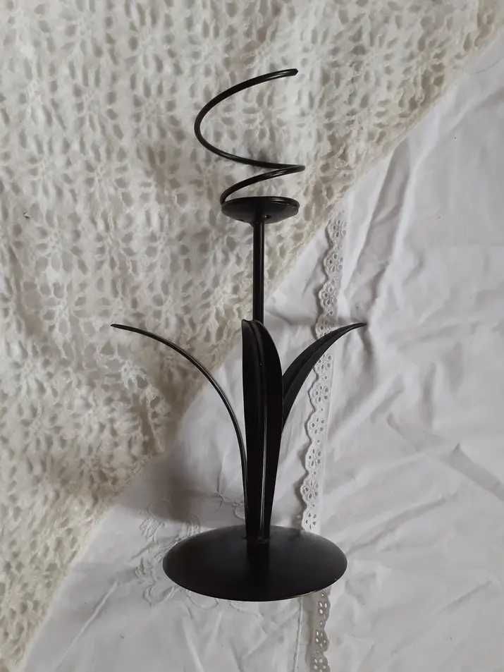 Secesyjny styl Świecznik czarny roślinny motyw metaloplastyka wys:32cm