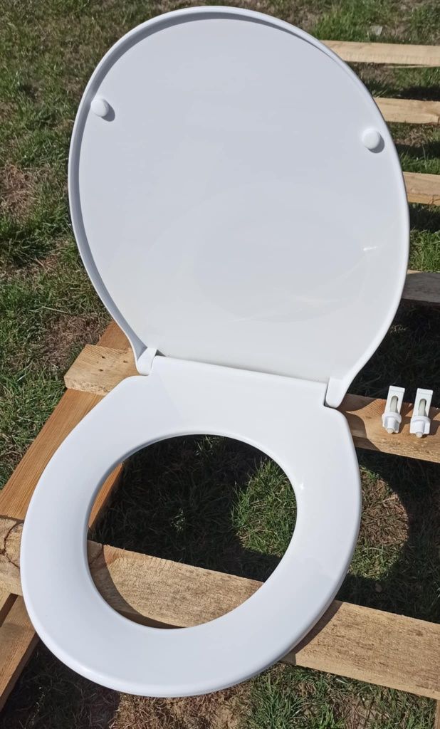 Miska WC stojąca cersenit z deską samoopadajacą. Odbiór osobisty.