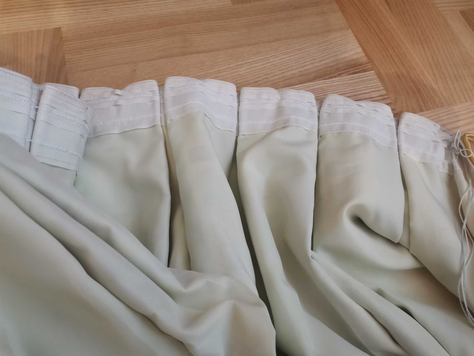 Lambrekin, zasłona, firana do kuchni lub jadalni.