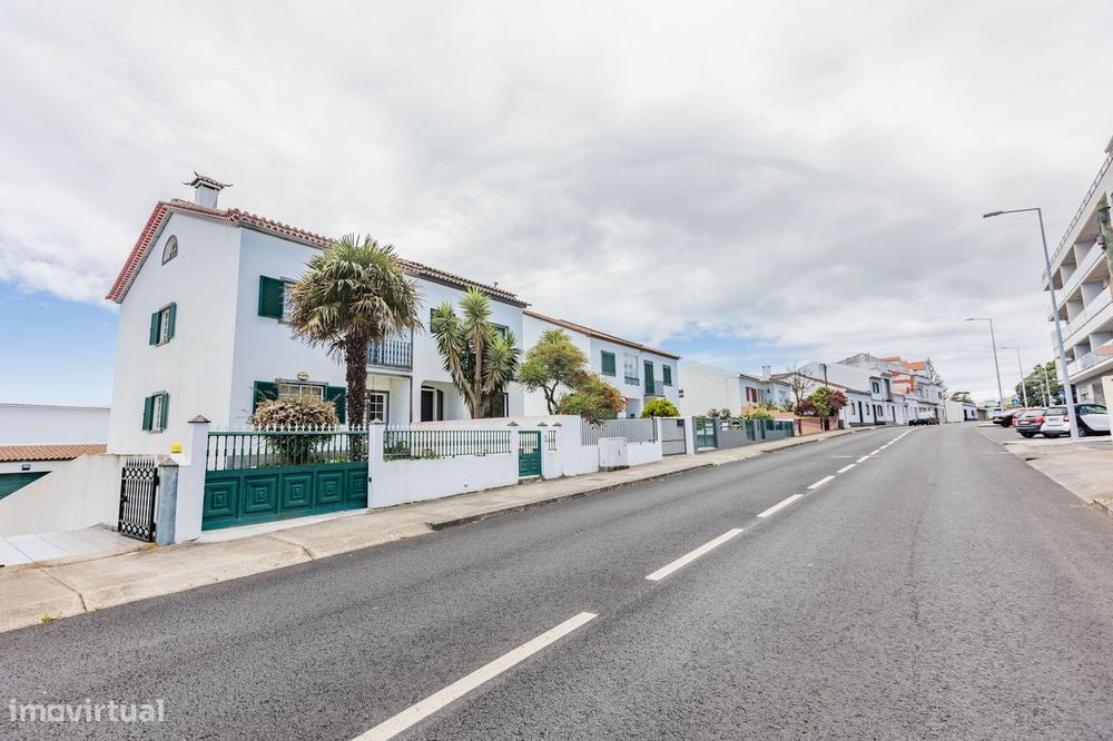 Moradia Geminada T3 - Rua Direita do Ramalho.