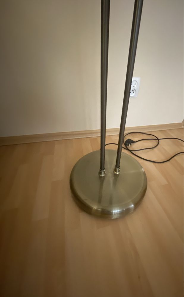 Lampa stojąca do czytania oswietlenia pokoju