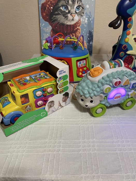 Шкільний автобус Hola, іжачок fisher price, куб kiddieland