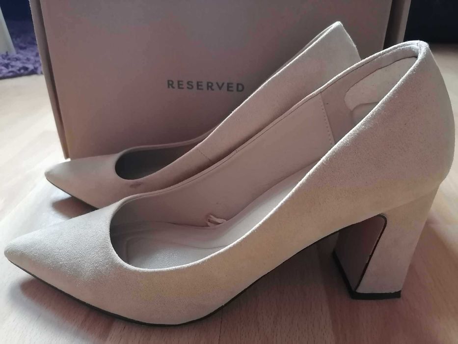 Czółenka Reserved ,pudrowe, zamszowe na słupku rozm. 40