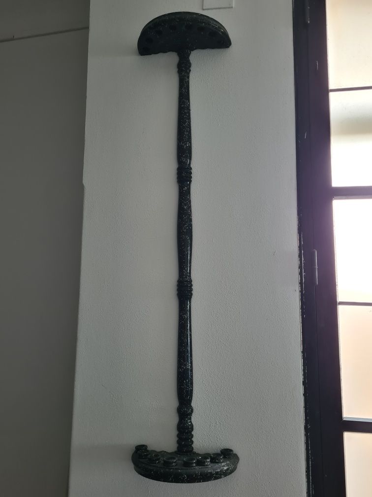 Suporte de parede com 8 tacos de snooker