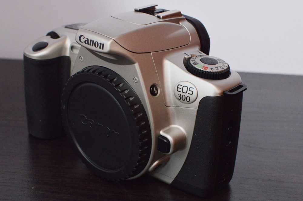 Canon EOS 300 / дзеркальний фотоапарат / Canon EF 28-80 повний кадр