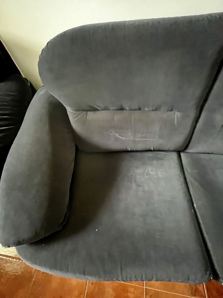 Conjunto de sofás pretos em veludo