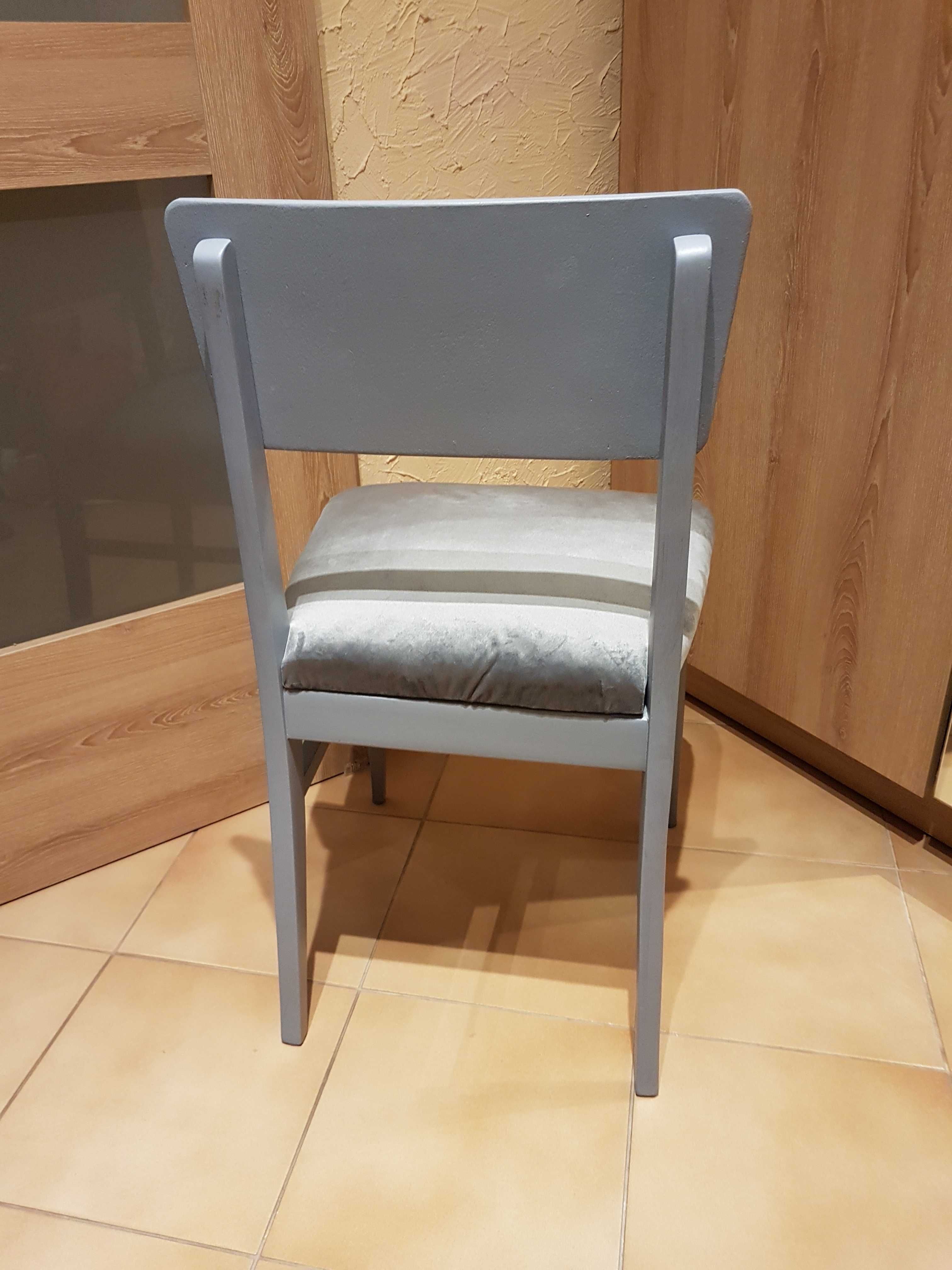 krzesła tapicerowane PRL świeżo po modernizacji.