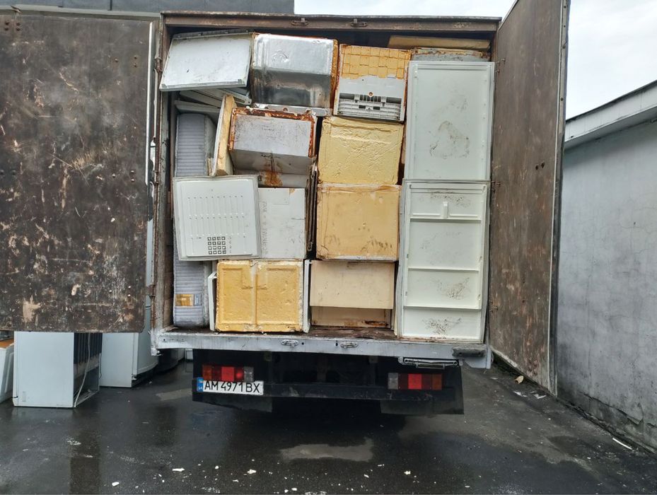 Вивіз сміття строй мусора гілки скошена трава