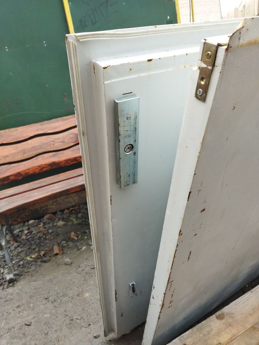 Металеві двері з коробкою