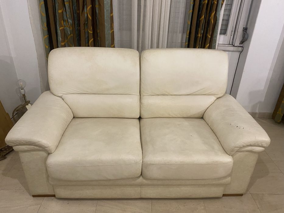 Sofá bege em pele com 3 lugares